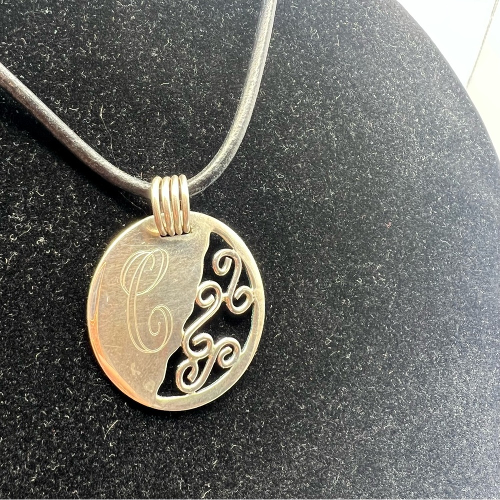 STERLING SILVER ROUND C ENGRAVED DESIGN PENDANT BLACK  NECKLACE EXELLENT COND